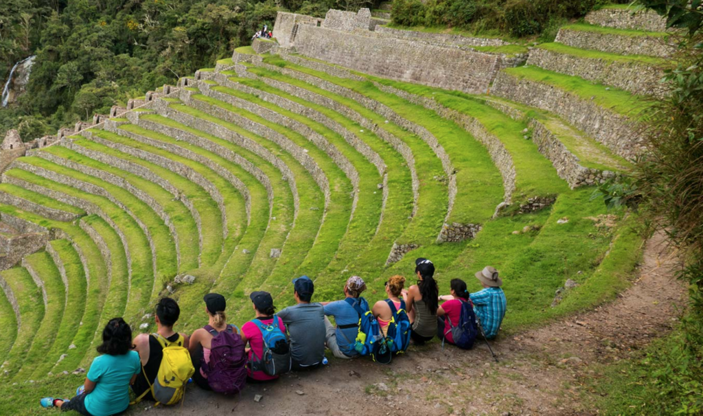 Hikers in Wiñaywayna